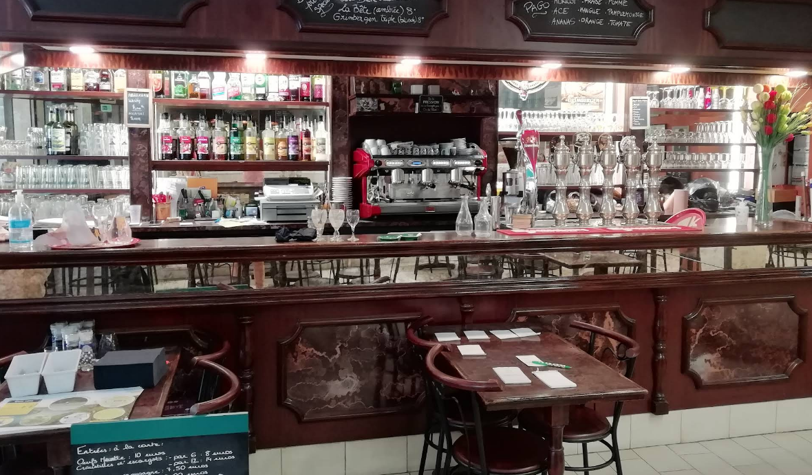 Le comptoir en bois du Café le Parisien